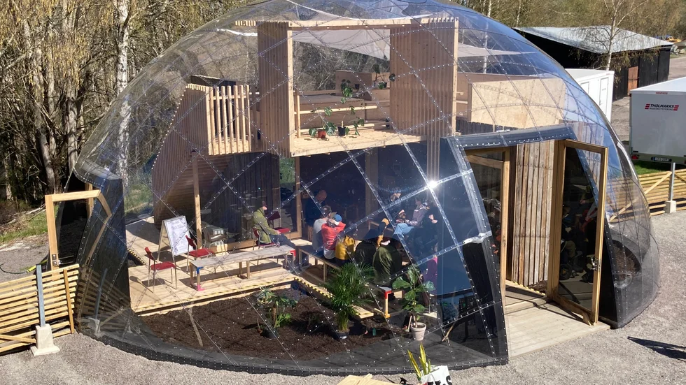 Den futuristiska paviljongen är ett nytt inslag i Rejmyre. Den ska användas av konstnärer men även lokalbefolkningen kan boka den för möten.