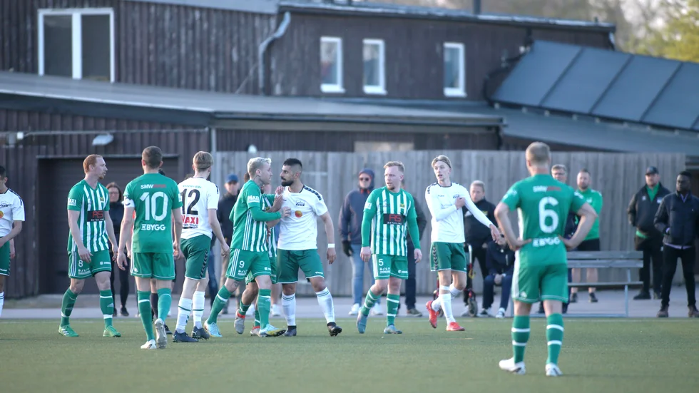 Vadstena GIF mot BK Zeros var så som ett lokalderby bör vara. Mycket känslor. 