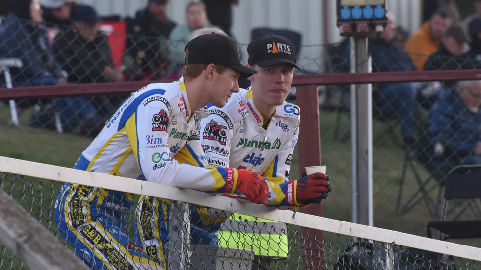 Daniel Bewley och Filip Hjelmland i samspråk. Dackeduon jagar revansch borta mot Rospiggarna på tisdagen.