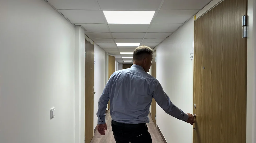 14 kvadratsmarta lägenheter har byggts på Dragarbrunnsgatan 11. Anders Westerberg, vd på Anders Produktion, ger UNT en rundtur.