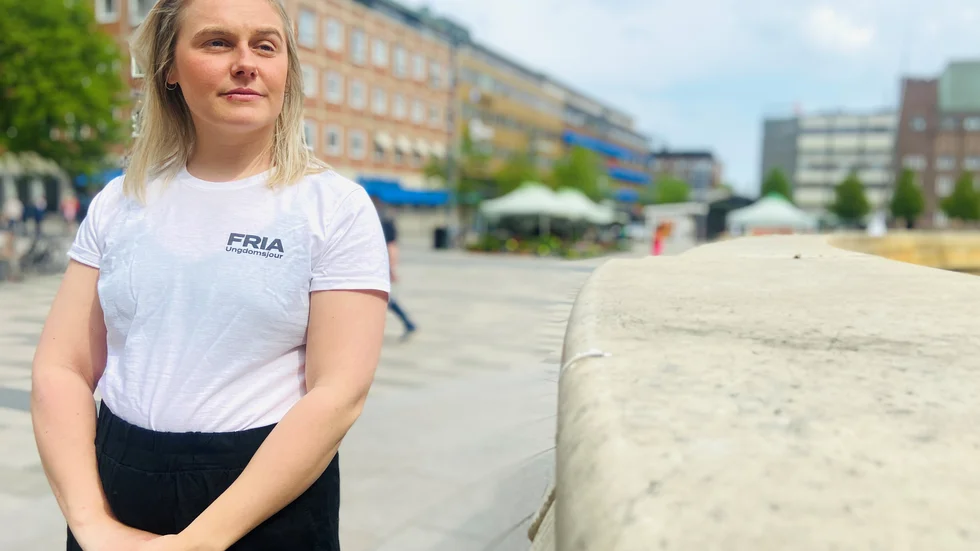 Sofia Liedberg på Ungdomsjouren Fria är orolig. Antalet unga Eskilstunabor som söker sig till jourens stödchatt bara ökar, och nu närmar sig ett långt sommarlov. "Vi vet av erfarenhet att trycket mot våra stödfunktioner ökar vid lov och högtider. Skolan är en trygghet för dem som har det jobbigt hemma, med våld och utsatthet."