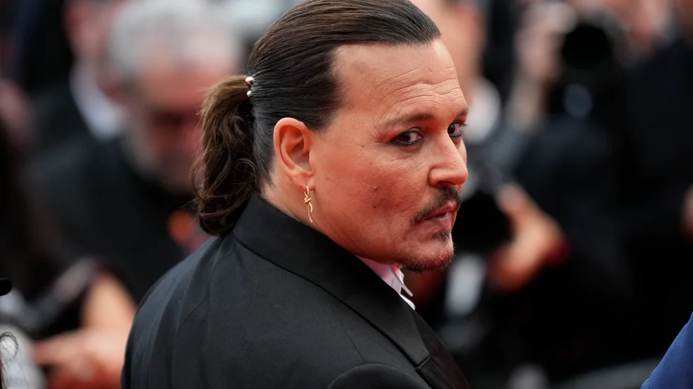 Johnny Depp möts av ett stort pressuppbåd på filmfestivalen i Cannes.