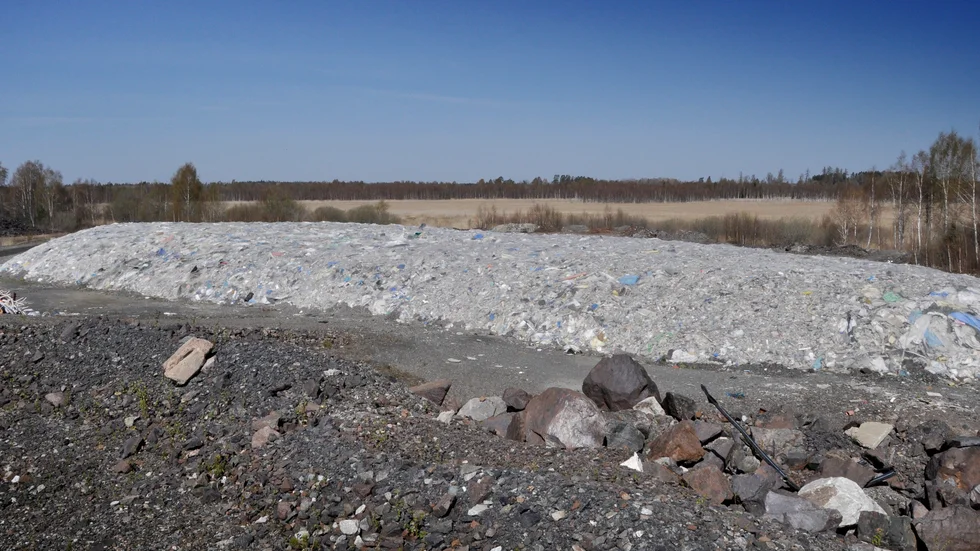 En av avfallshögarna som finns i Dannemora. Sammanlagt beräknas det ligga 5000 ton sopor på gruvbolagets mark.