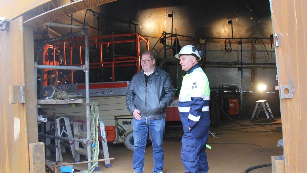 Nöjda. Anders Kvist, FTV och arbetsledaren Magnus Lindskog. Roroverken, kollar bygget.