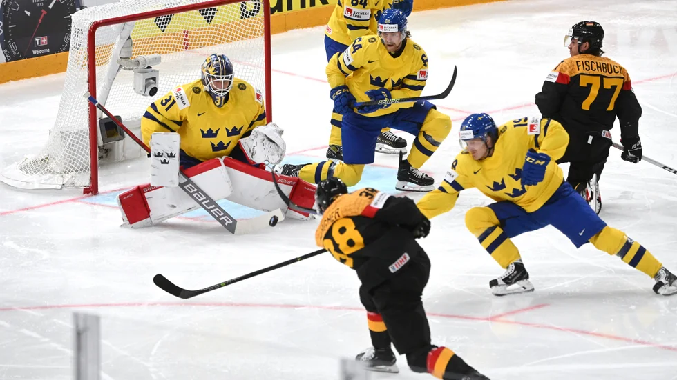 Lasse Johansson räddar skottförsöket från Fabio Wagner. Den svenske målvakten höll nollan i 1–0-segern över Tyskland.