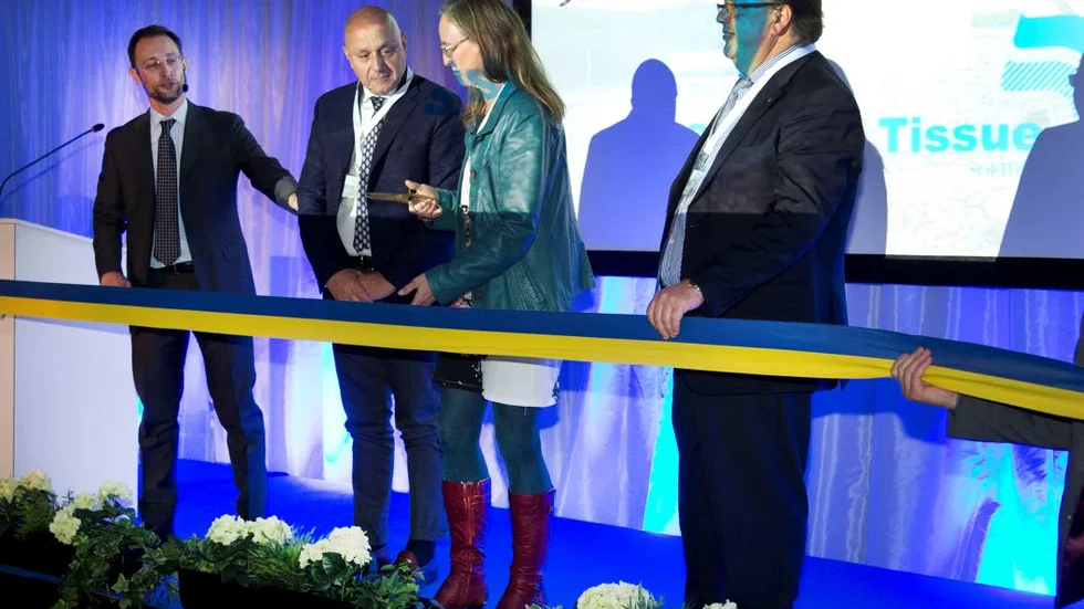 Stadigt grepp. Kommunfullmäktiges ordförande Lena Käcker Johansson (KD) klipper till inför ögonen på den italienska företagsledningen.