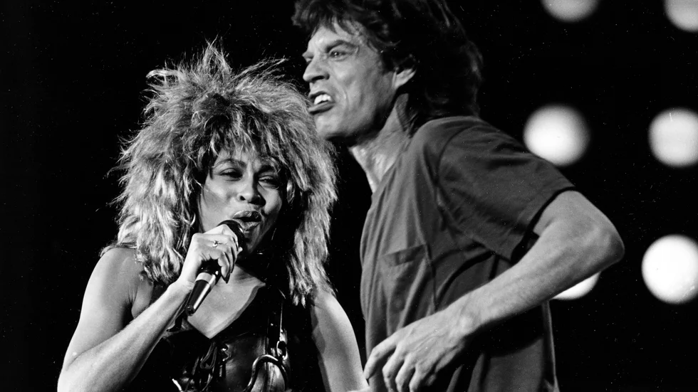 Tina Turner på scen tillsammans med Rolling Stones Mick Jagger 13 juli 1985.