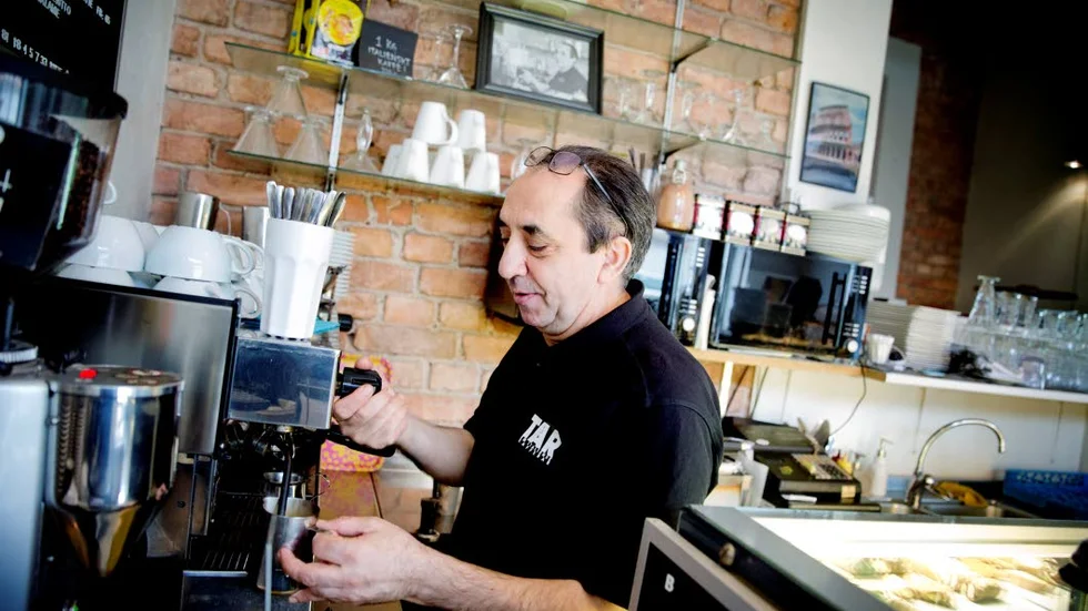 På det italienska kaféet Café Tar finns inget bryggkaffe – däremot mezzo, en starkare typ av cappuchino. Men ägaren Jafar Alinazari dricker helst en espresso om han får välja.