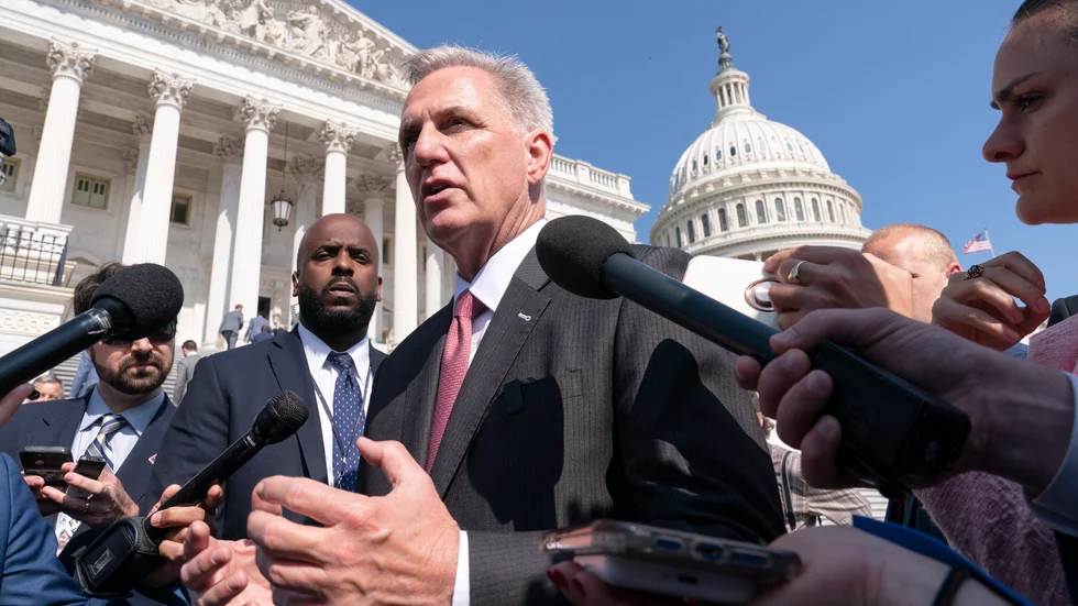 Kevin McCarthy, representanthusets talman, utanför kongressbyggnaden i Washington.