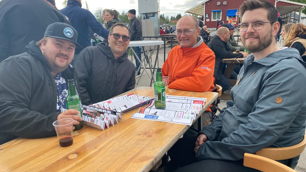 Oskar Eriksson, Mikael Olovsson, Kjell Holmkvist och Robin Olovsson jobbar alla på Smurfit Kappa. "Vilket bra initiativ", tyckte Oskar om after worken och fick medhåll av de övriga.