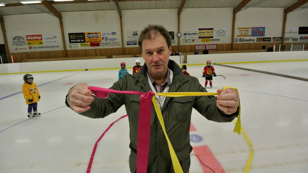 Invigningsknut. Kommunstyrelsens ordförande Bengt-Olov Eriksson knöt band som invigning av renoverade PEK-hallen.