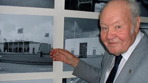 Olle Bengtzon, journalist och arkitekturexpert, visar en bild på en konsthall från Skänninge- utställningen 1929, som är gjord i den nya tidens stil: funktionalism. I helgen invigdes på Skänninge rådhusmuseum en minnesutställning över den stora funkisutställningen. Bild: ZENAIDA HADZIMAHOVIC