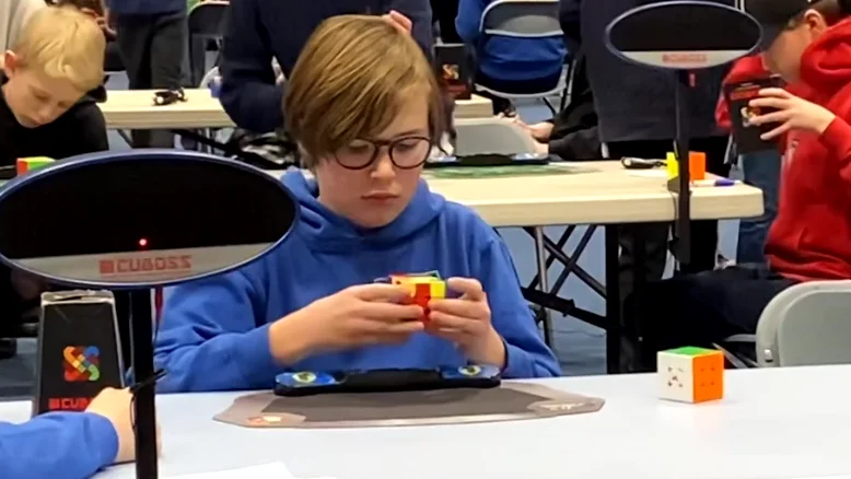 Alve från Björklinge är flink i fingrarna när det kommer till att lösa Rubiks kub.