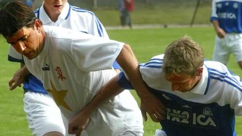 Tobias Ring och Daniel Melkersson från Borensberg IF tampas med Patrick Ekwall från TV4-sporten som  i går möttes under sommarfesten i Borensberg. Bild: HELENE FOLKESSON
