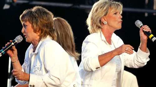 Veteranerna Siw Malmkvist och Ann-Louise Hansson bjöd på en synnerligen fräsch show i Vadstena på fredagkvällen. Bild: TORD OLSSON
