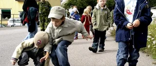 Små och stora pojkar lekte krig