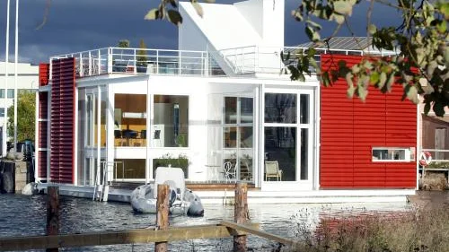 Vid kajen på Varvsholmen i Kalmar guppar en villa på en sjötomt. Bottenvåningens vardagsrum leder ut till en sjöterass. Bild: Mia Karlsvärd