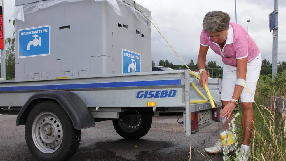 Vattenstopp. Ett blixtnedslag har stoppat vattenverkets reningssystem i Alunda och här fyller Lena Karman några flaskor dricksvatten från en tank som kommunen ställt ut.