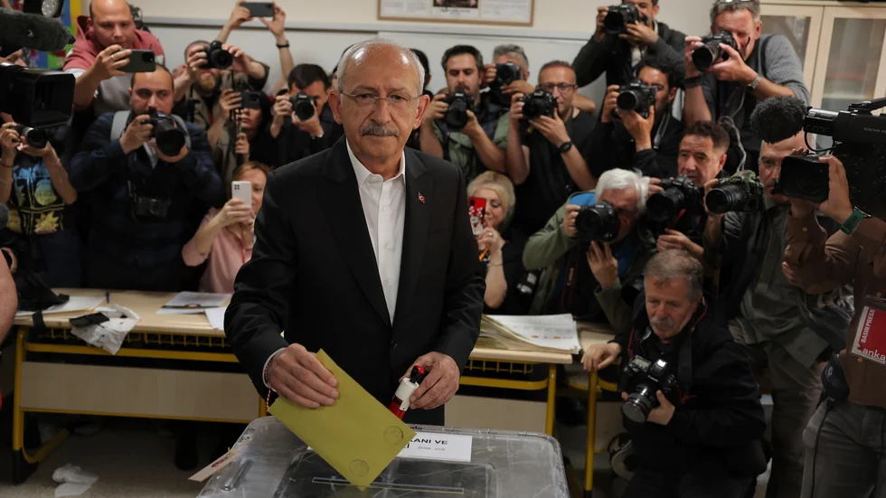 Oppositionsledaren Kemal Kiliçdaroglu lägger sin röst i söndagens val.