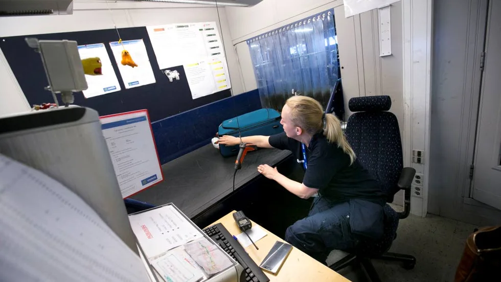 Elin Isaksson kontrollerar manuellt en väska vars bagagetagg inte gått att läsa av i det automatiska systemet.