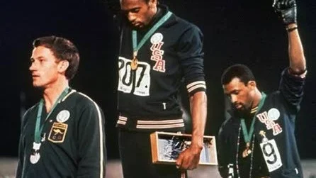 Berömd protest. Peter Norman, Tommie Smith och John Carlos fick lida för sin protest mot hur svarta behandlades i USA.