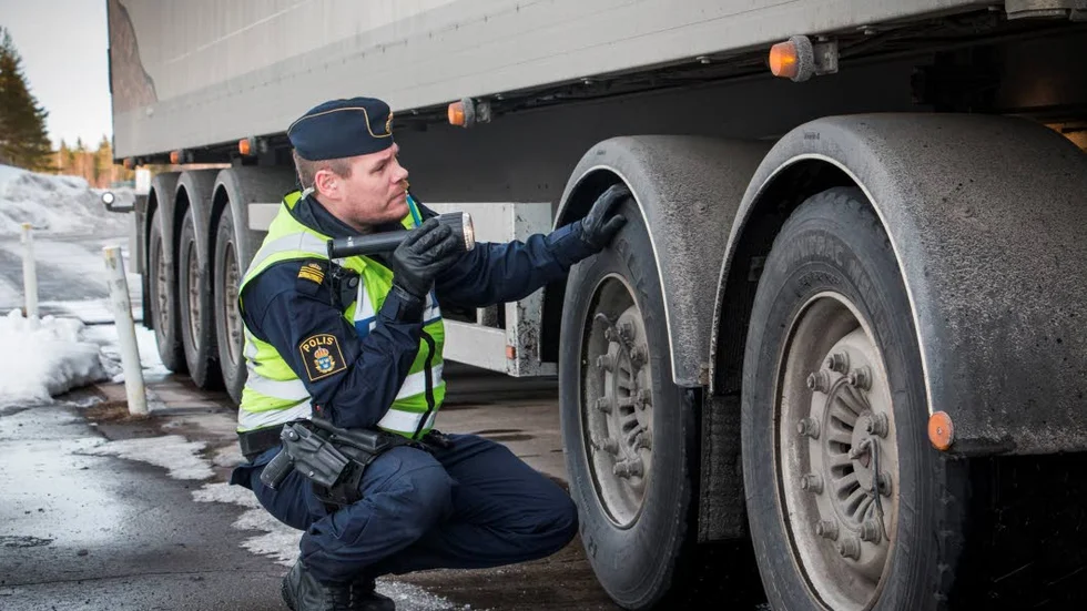 Trafikpolisen ansvarar för att kontrollera yrkestrafik så som tung yrkestrafik, taxi och bussar.