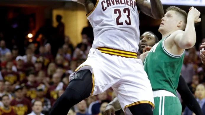 LeBron James och Jonas Jerebko.