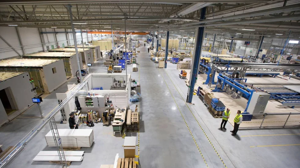 En arbetsplatsolycka inträffade på Lindbäcks husfabrik på Haraholmen. En medarbetare klämdes under en vägg och är förd till sjukhus. Medarbetarens tillstånd är i nuläget oklart. (Arkibild).