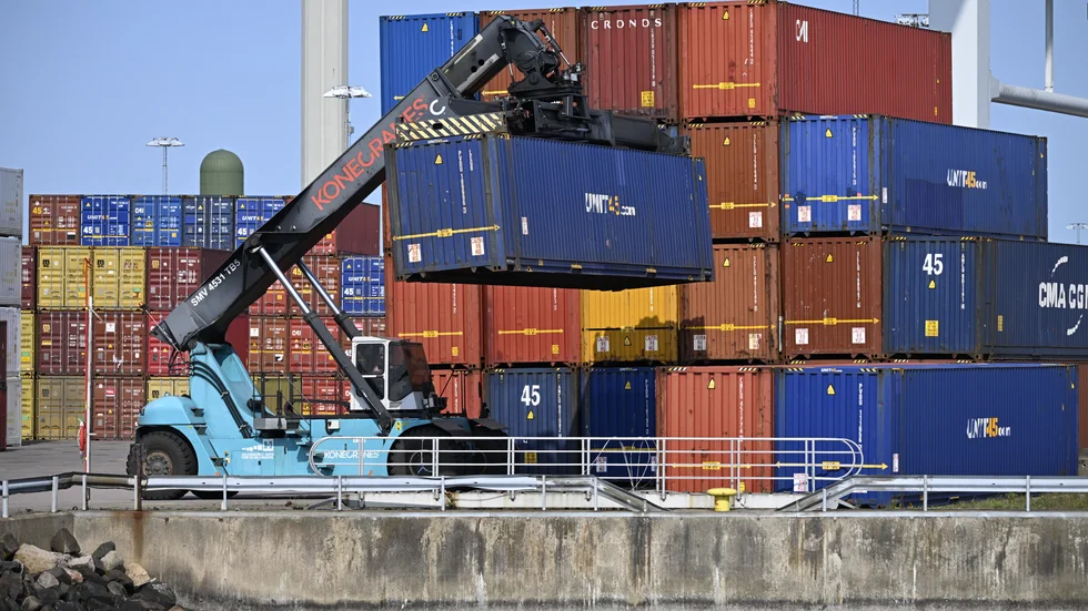 Svenska exportföretag ser ljusare på framtiden. På bilden containrar i hamnen i Helsingborg. Arkivbild.