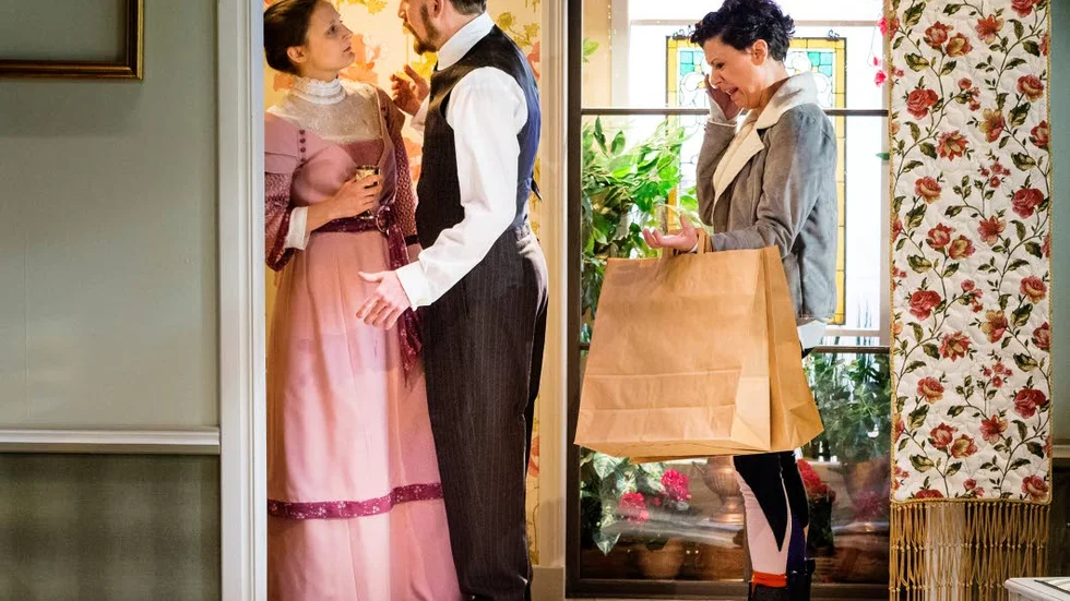Pusseldeckare. Föreställningen ”Barn och deras barn” är en släktsaga i tre olika tidsåldrar som pågår parallellt på scenen. ”Det är en pusseldeckare, det är precis som i deckaren, hur hänger det ihop? Vad är det som gör att det blev som det blev? Det handlar om att förstå att klura och att lösa ett mysterium”, säger manusförfattaren och regissören Rasmus Lindberg.