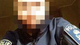 Det enda helt autentiska på uniformen har varit polisamblemen som mannen klippt ut från en t-shirt. Ändå har målsäganden uppfattat honom som en riktig polis.