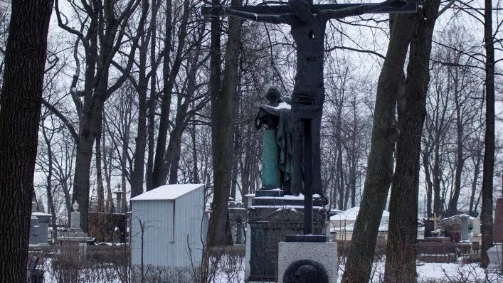 Lugnet på Tichvinskoje är en välkommen kontrast till den livligt trafikerade påfarten till bron Alexandra Nevskogo.