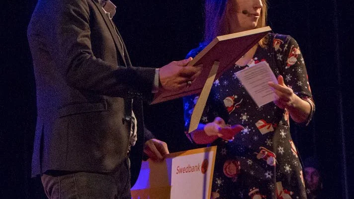 Catarina Ask, ordförande i kultur-, fritids- och ungdomsnämnden, överräckte priset till And-rzej Tichý, Eyvind Johnson-pristagare 2018.