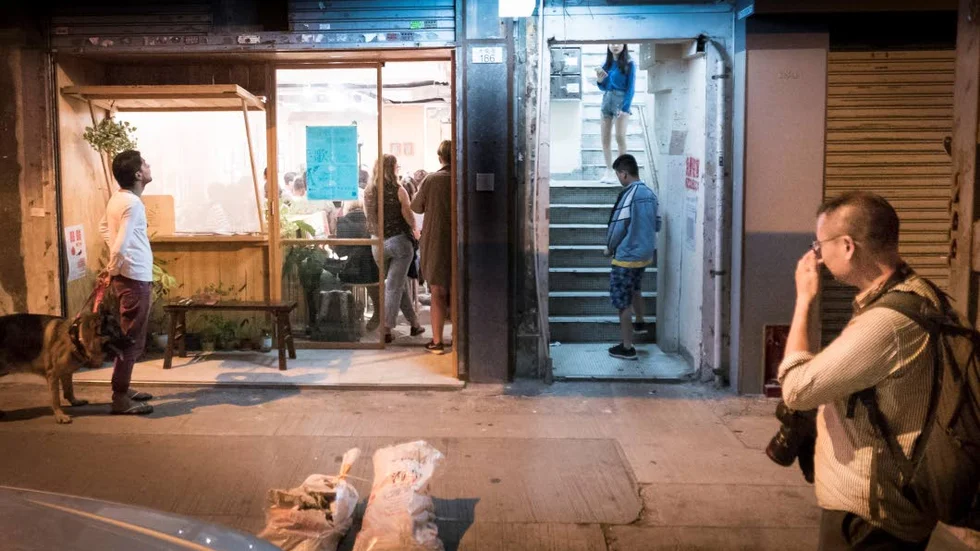 På grund av säkerhetsskäl stoppades först mötet med Pussy Riot, demokratiaktivister från Hongkong och Reportrar utan gränser. Men när vi sitter och äter middag nås vi av beskedet att mötet blir av, men i en helt ny lokal i en helt annan del av staden.