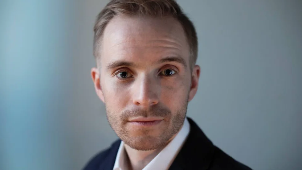 Alfred Ruth är bördig från Luleå och debuterar med en bok med fokus på artificiell intelligens – som kanske främst roar datanördar, menar Kurirens recensent.