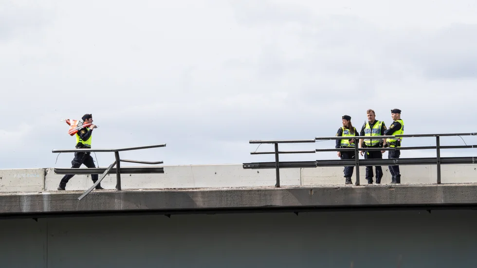 Enligt uppgifter till SVT har polisen hittat både selen och en del av det trasiga broräcket.