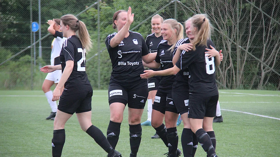 Fanna BK jublar åt 1-0-målet strax före paus. Louise Görling, Jennifer Björklund, Sissel Wickström, Matilda Sojé, Freja Törnberg och målskytten Louise Welén.