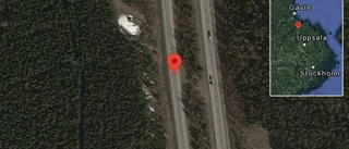 Personbil stillastående på E4 - helt stopp i ett körfält