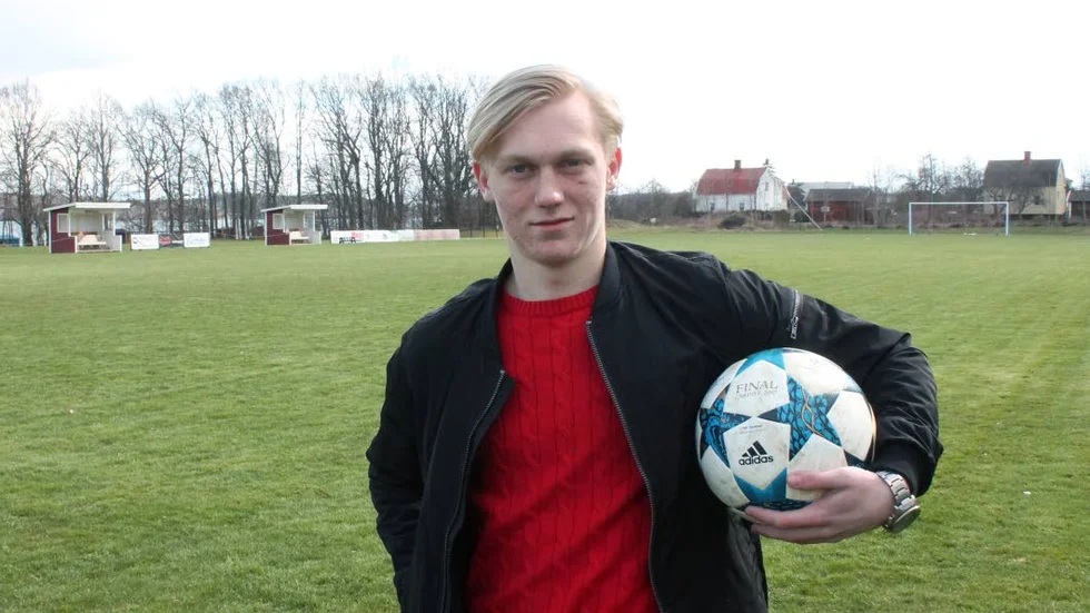 SERIEPREMIÄR. Oliver Blomdahl är en av de unga spelarna som nu tar plats på allvar i Borens A-lag. På söndag startar fyran med hemmamatch mot Mjölby AI.