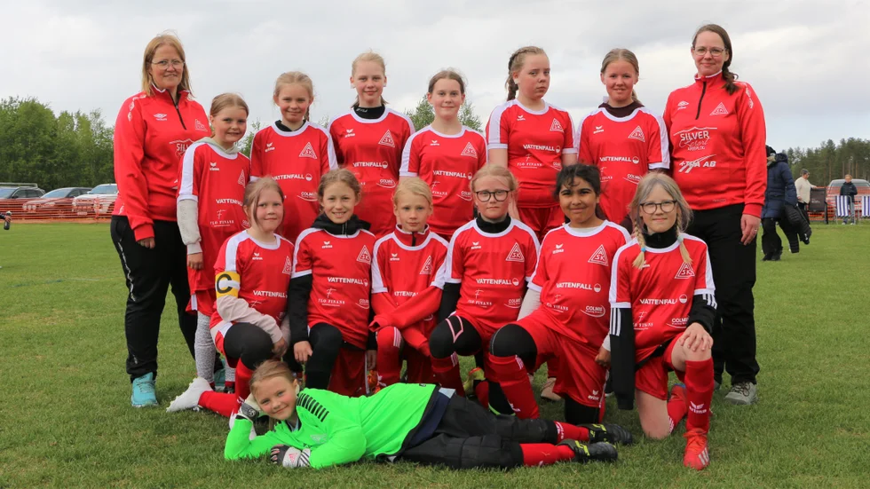 Examenscupen 2023: Här är Arjeplogs allra första rena flicklag inom fotbollen.