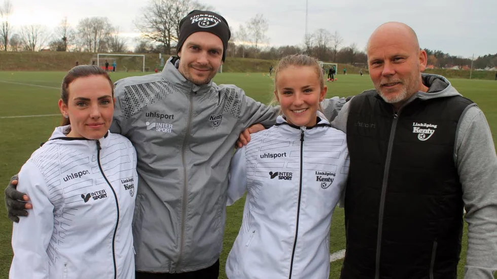 Kentys Hanna Hellström, Mattias Hellström, Jonna Wessman och Patrik Stålhammar intervjuas inför helgens premiär i damtvåan när Idrottsresan stannar till på Fredriksbergs IP.
