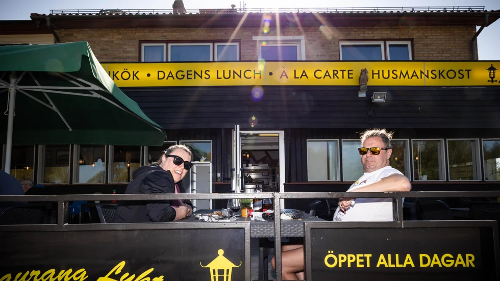 Makarna Ewa och Magnus Jansson stannar ofta och äter på Lyktan på vägen mellan sommarstugan och hemmet i Rasbo.