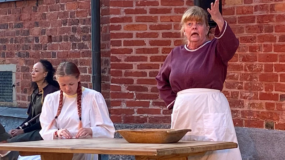 Inger Nilsson,  ciceron och sammanhållande länk, i rollen som fru Marianne.