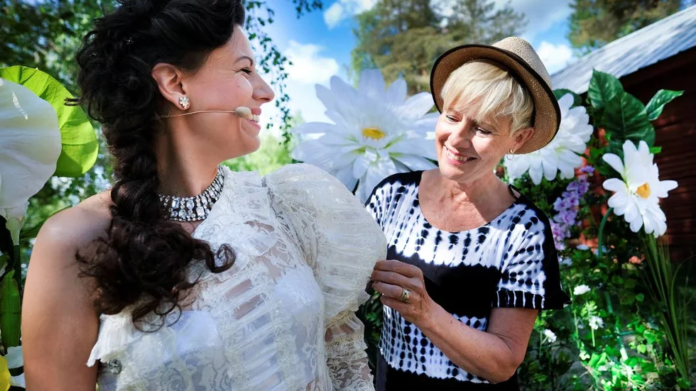 Kostymör. Ina Andersson har skapat kostymerna. Här lägger hon en sista hand vid Nadia Husseins klänning.