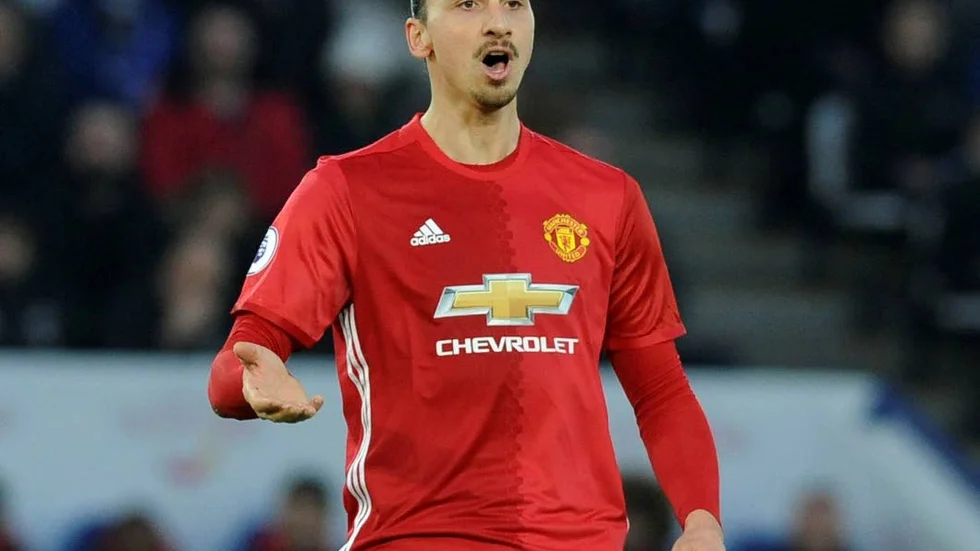 Mannen har behållit en del tröjor. Bland annat några med Zlatan Ibrahimovic namn på. Men i rätten har han berättat att hans sambo inte låter honom ha dem framme.