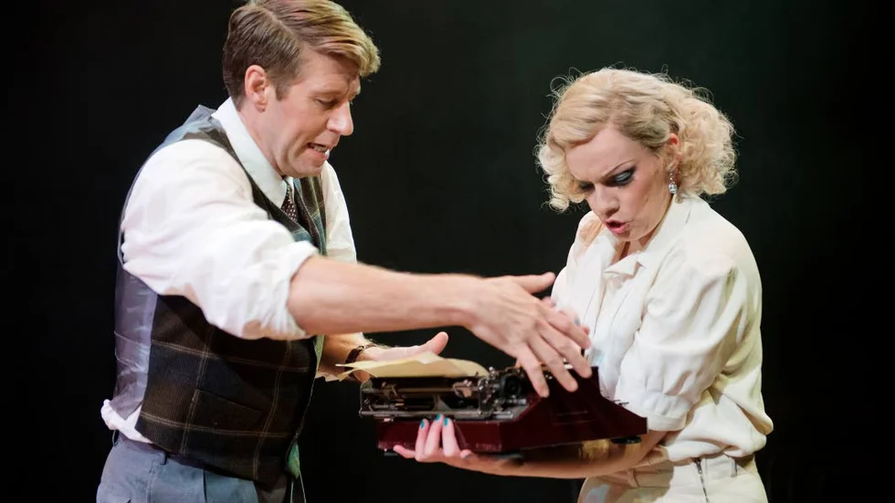 MÖTE. Carl Jakobsson som Cliff Bradshaw och Karin Paulin som Sally Bowles i Norrbottensteaterns uppsättning av ”Cabaret”.