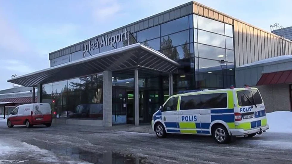 Bombhot. Flygplan evakuerat efter ett misstänkt bombhot.