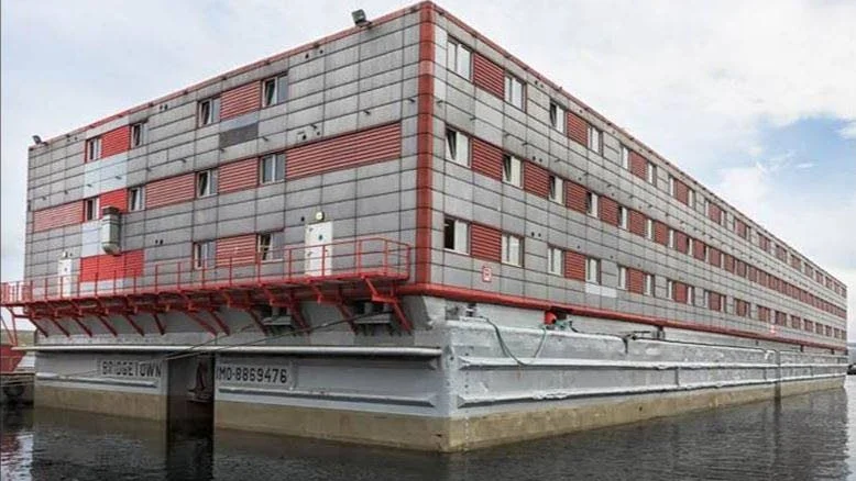 Det flytande hotellet är 14 meter högt och mäter 93 x 27 meter. Enligt planen ska det förtöjas vid Sandholmen i slutet av maj.