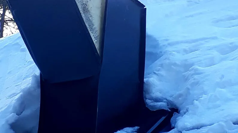 En skorsten som fått stryk av snömängden.