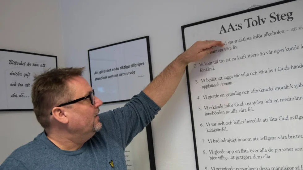 Första steget. Den första punkten i tolvstegsprogrammet handlar om att erkänna att man har stått maktlös inför alkoholen.